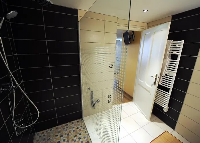 Hotel Les Arcades 2*